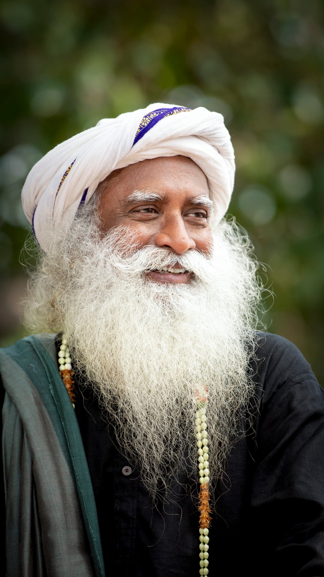 Sadhguru lächelt draußen mit weißem Turban